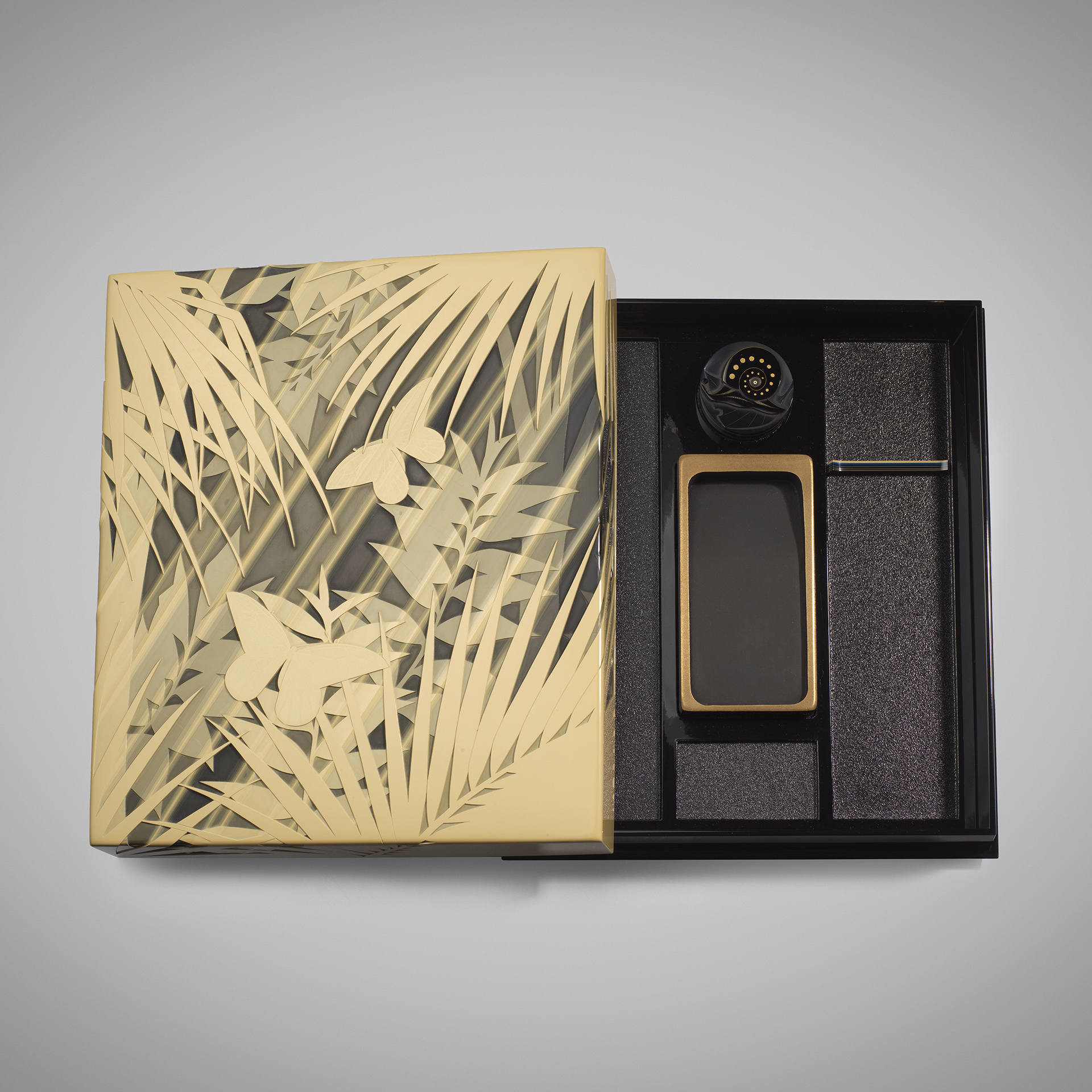 Matsubara Hiroaki (b. 1967)
A contemporary lacquer writing box carved with the design of butterflies in the morning sun.
Heisei era, 2008.
5 x 32.5 x 26.5 cm
Matsubara Hiroaki (b. 1967)
A contemporary lacquer writing box carved with the design of butterflies in the morning sun.
Heisei era, 2008.
5 x 32.5 x 26.5 cm