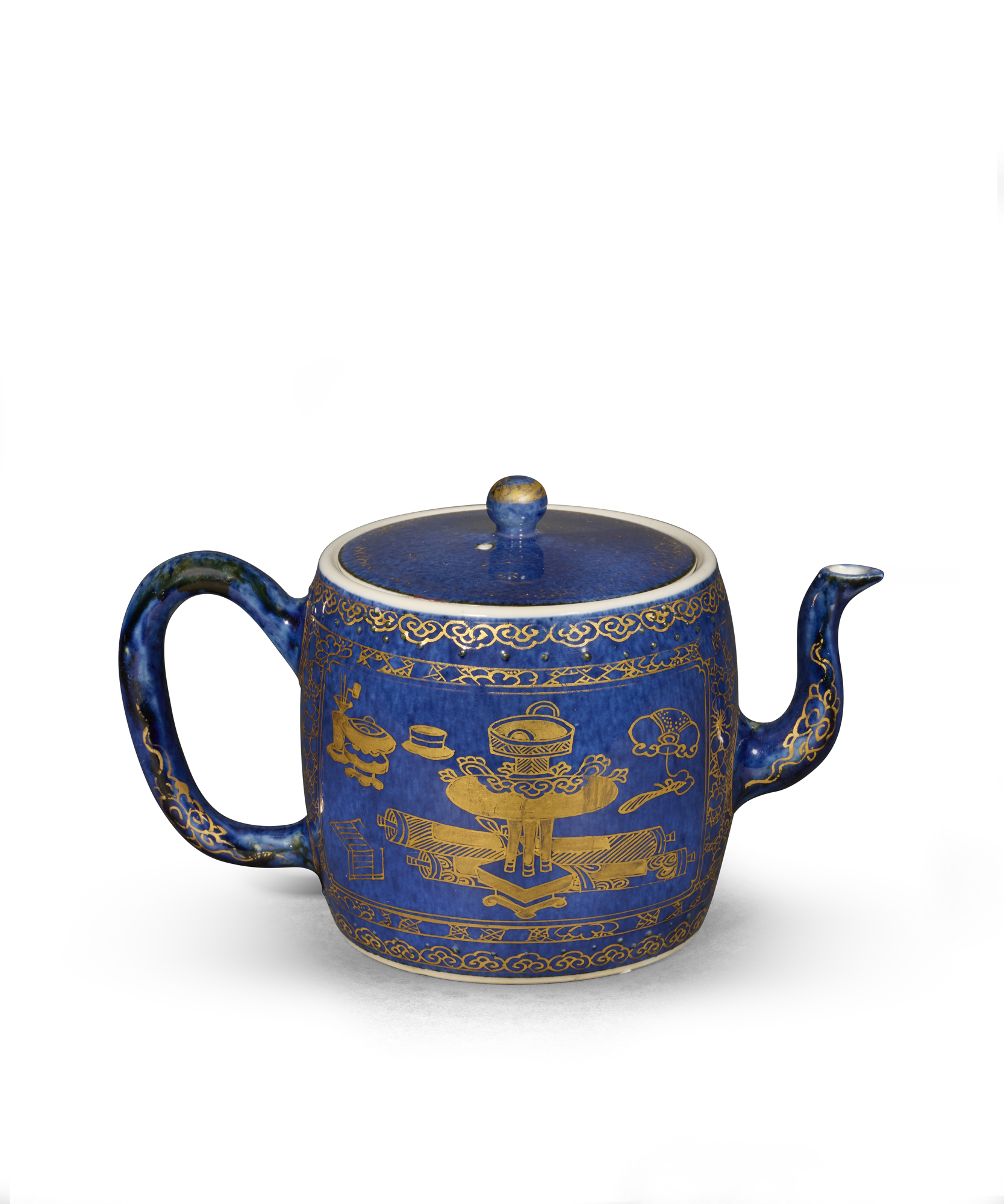 Teapot and Cover, Porcelain painted in underglaze powder blue and overglaze gold, China - Qing dynasty, Kangxi period (1662-1722), H. 10 cm L. 16 cm W. 9 cm
