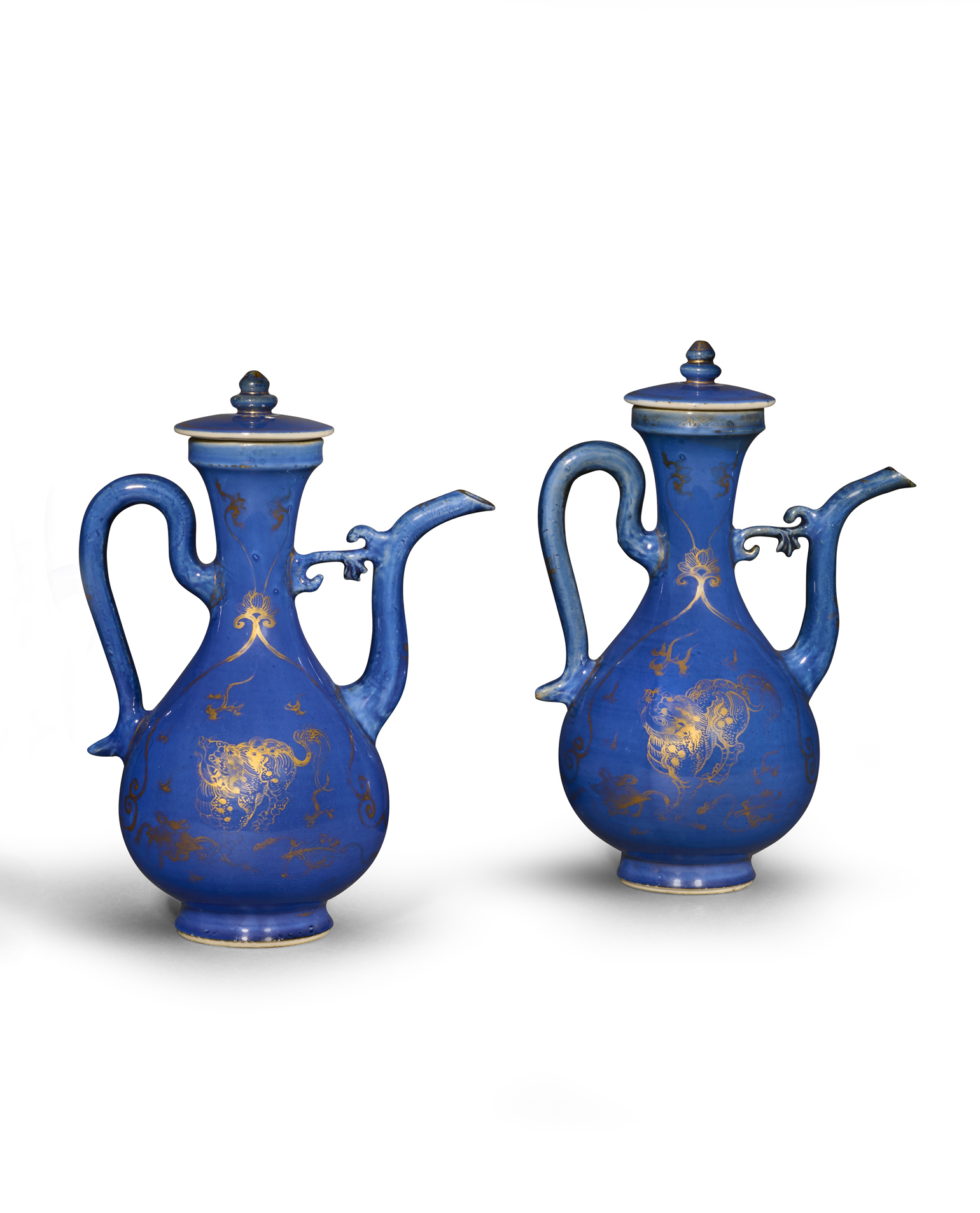 Pair of Ewers, Porcelain decorated in blue ground and overglaze gold, China - Qing dynasty, Kangxi period (1662-1722), H. 20.5 cm L. 14.5 cm W. 10 cm