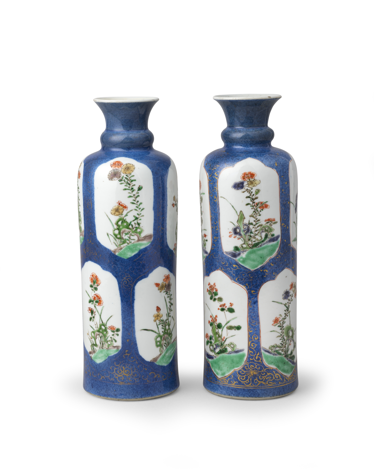 Pair of Vases, Porcelain decorated in underglaze powder blue, overglaze famille verte enamels and gold, China - Qing dynasty, Kangxi period (1662-1722), H. 26.5 cm Ø 9.5 cm