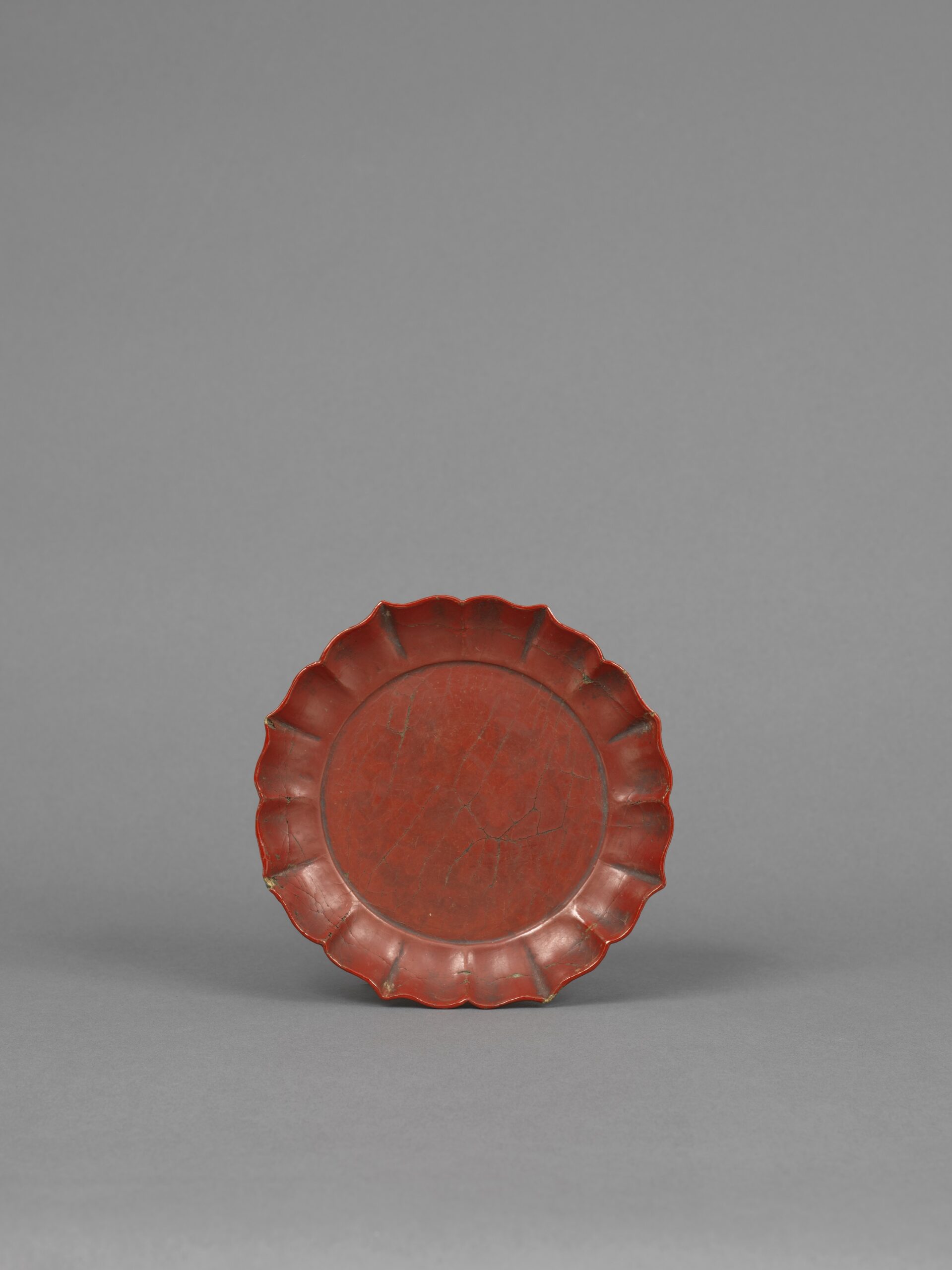 A RED LACQUER EIGHT-PETALLED FLOWER-SHAPED SMALL DISH Southern Song dynasty (1127-1279) or Yuan dynasty (1279-1368) Diameter: 14.2 cm, 5½ inches 南宋至元 朱漆八棱花口小碟 直徑14.2釐米 A RED LACQUER EIGHT-PETALLED FLOWER-SHAPED SMALL DISH Southern Song dynasty (1127-1279) or Yuan dynasty (1279-1368) Diameter: 14.2 cm, 5½ inches 南宋至元 朱漆八棱花口小碟 直徑14.2釐米