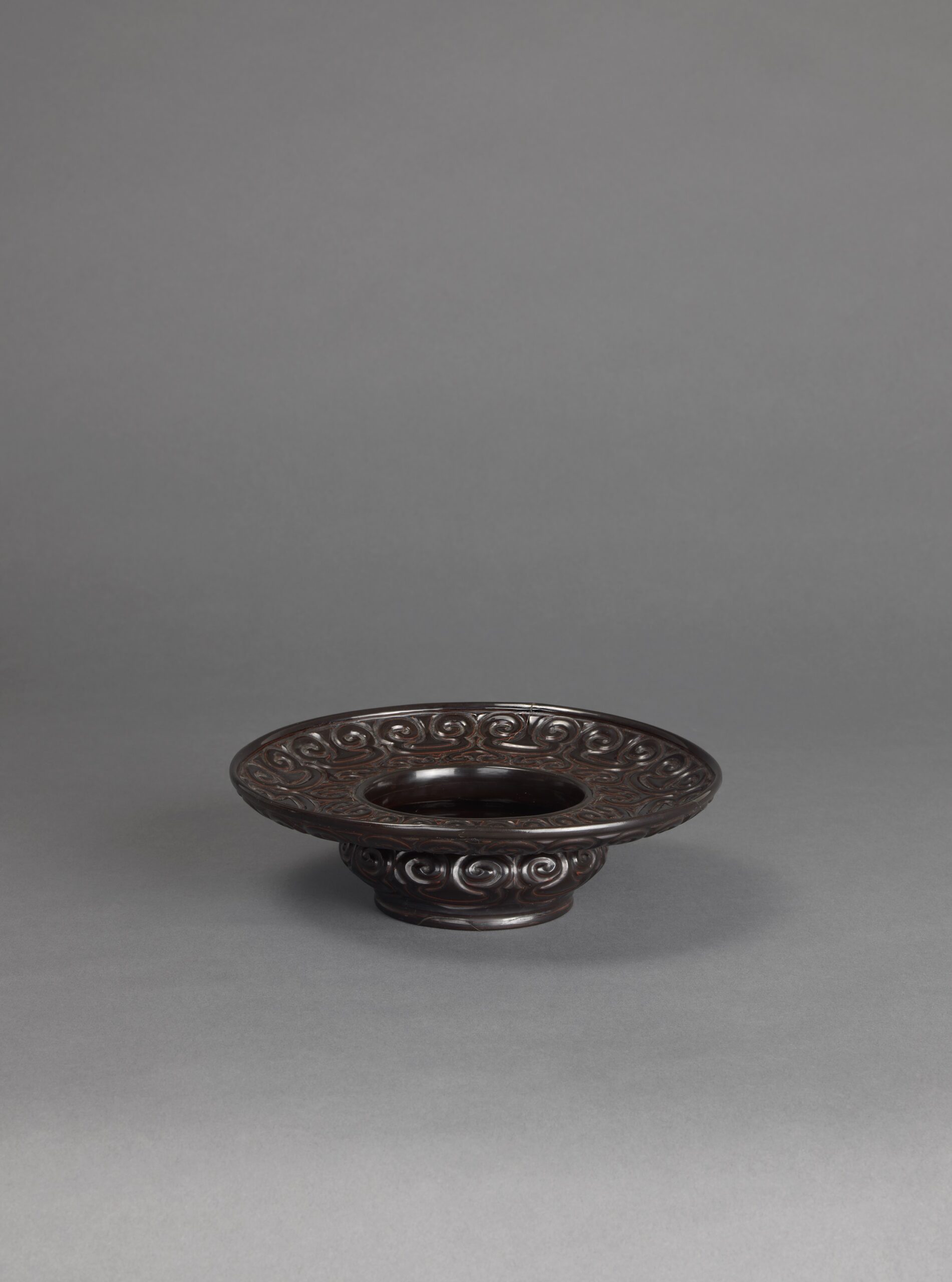 A BLACK TIXI LACQUER ZHADOU Southern Song dynasty (1127-1279) or early Yuan dynasty (1279-1368) Diameter: 19.4 cm, 7⅝ inches 南宋至元早期 黑面剔犀渣斗 直徑19.4釐米 A BLACK TIXI LACQUER ZHADOU Southern Song dynasty (1127-1279) or early Yuan dynasty (1279-1368) Diameter: 19.4 cm, 7⅝ inches 南宋至元早期 黑面剔犀渣斗 直徑19.4釐米