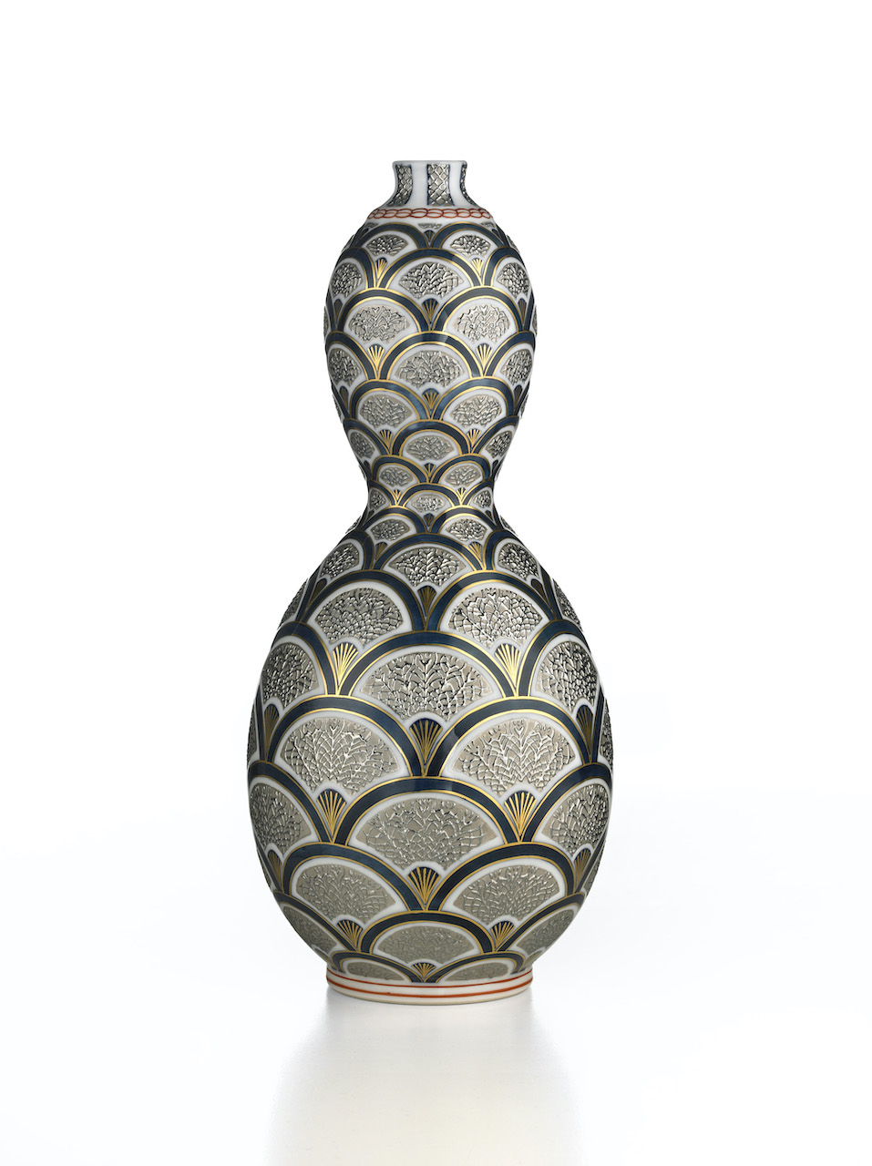 DOUBLE GOURD VASE
by YAMAMOTO Ichiyo (b. 1944)
Heisei period, 2000s
Imari ware
Porcelain with platinum, gold and coloured enamels
10 (dia.) x 24 cm.
DOUBLE GOURD VASE
by YAMAMOTO Ichiyo (b. 1944)
Heisei period, 2000s
Imari ware
Porcelain with platinum, gold and coloured enamels
10 (dia.) x 24 cm.