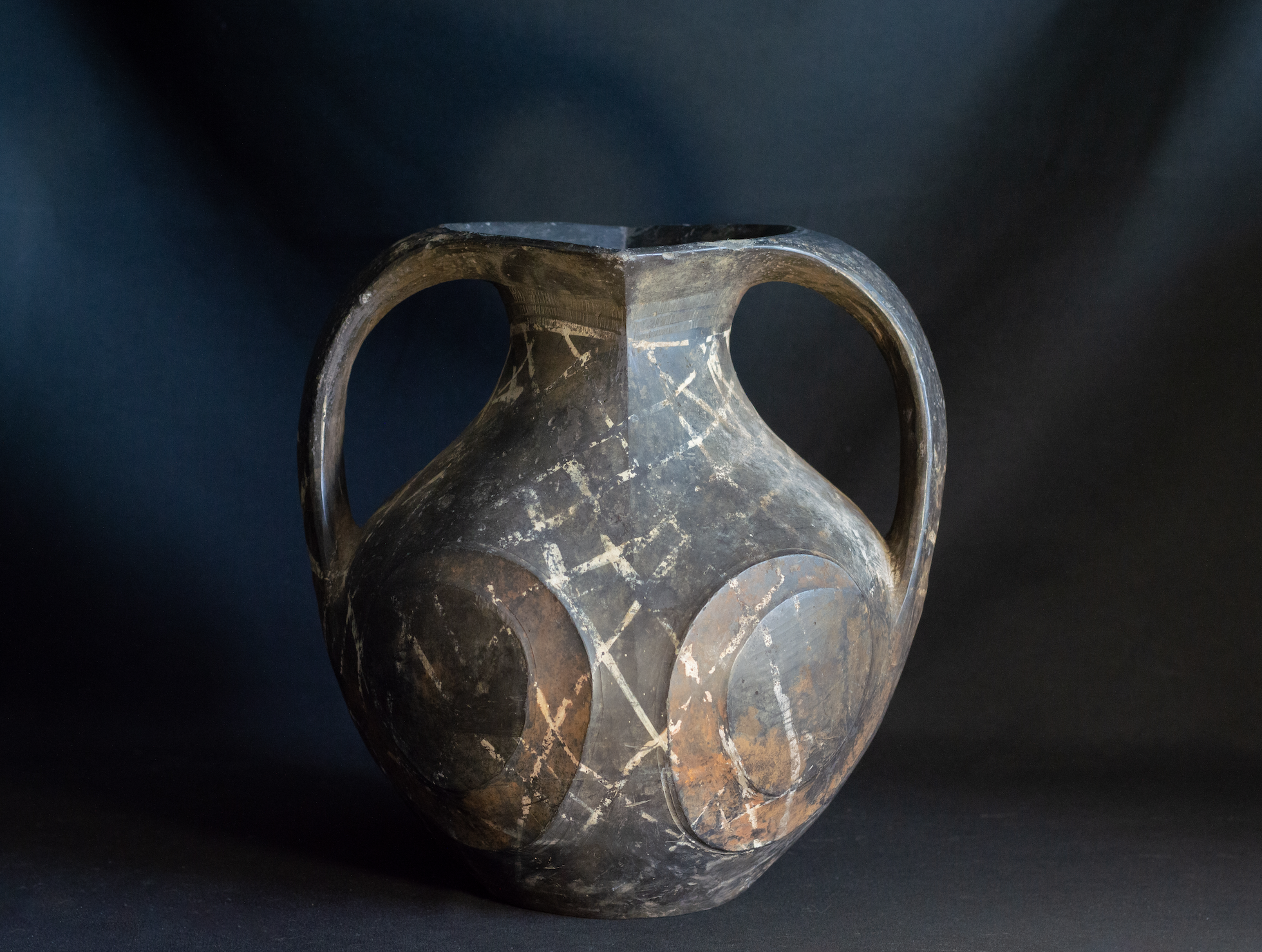 LARGE BLACK DOUBLE-HANDLE AMPHORA 戰漢黑陶“羊角”罐 Warring state to Han dynasty 3rd to 2rd century BCE 31cm high